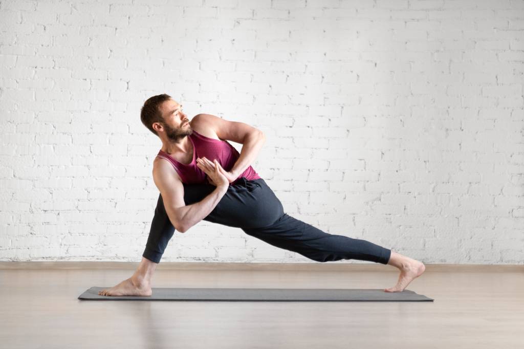 Bodhi-Yogamatte-Test: Ein Mann in einer Yogaposition auf einer Yogamatte. 