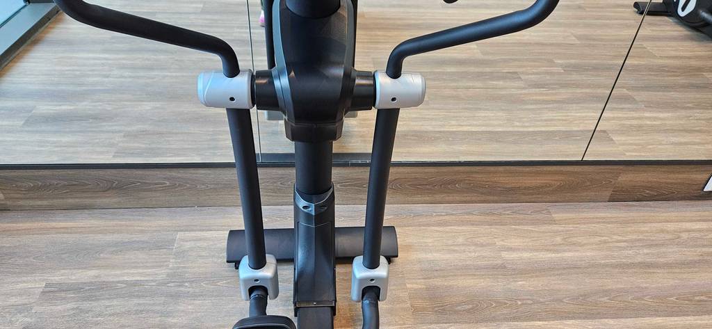 Blick auf die Rahmenkonstruktion eines getesteten Crosstrainers.