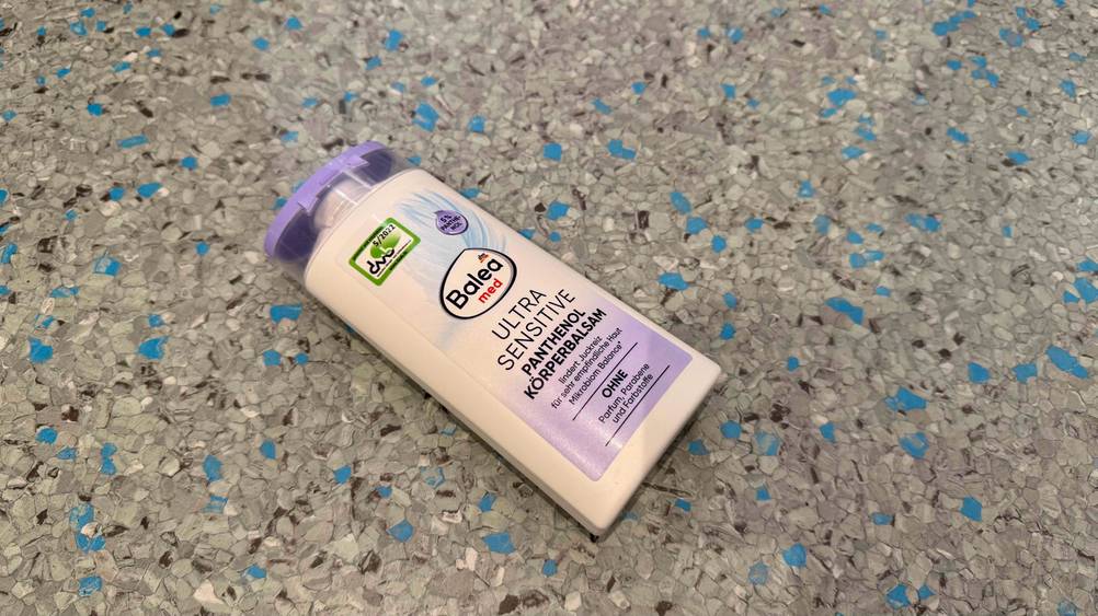 Eine Flasche der Bodylotion ohne Parfüm im Test auf dem Boden liegend.