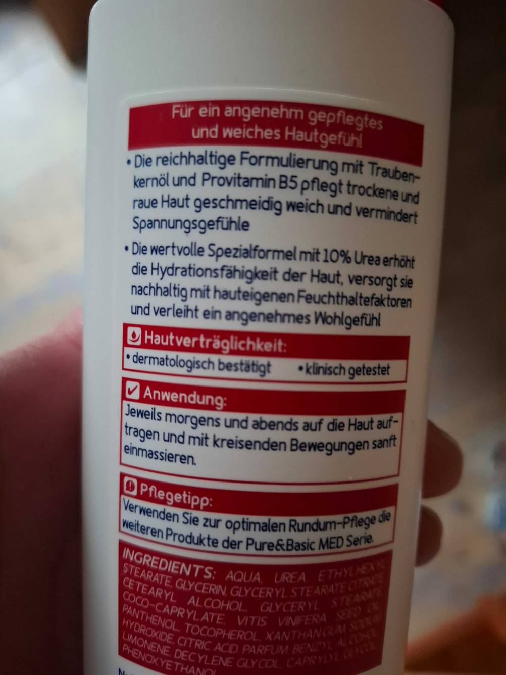 Bodylotion ohne Parfüm im Test: Nahaufnahme der Rückseite mit Informationen zur Anwendung.