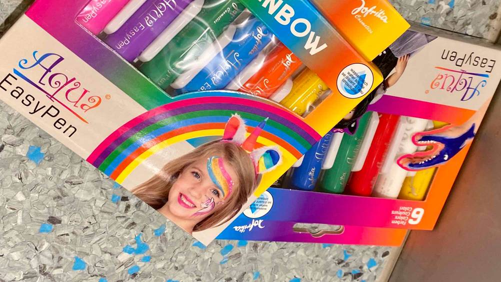 Bodypainting-Farbe getestet: Nahaufnahme der Informationen und Grafiken auf der Packung.