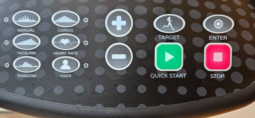 Heimtrainer-Test: Detailansicht der Programmtasten eines Geräts.