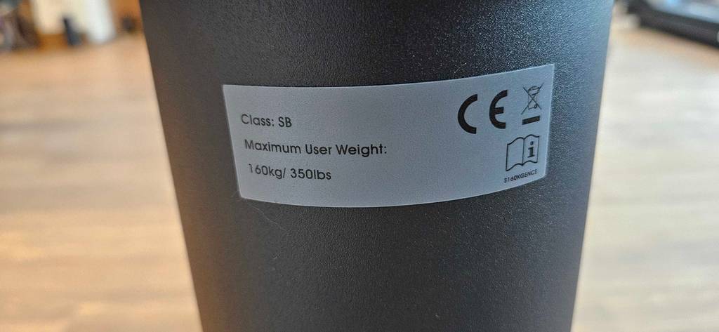 Auf einem getesteten Heimtrainer sind Hinweise zum zulässigen Nutzergewicht aufgeklebt.