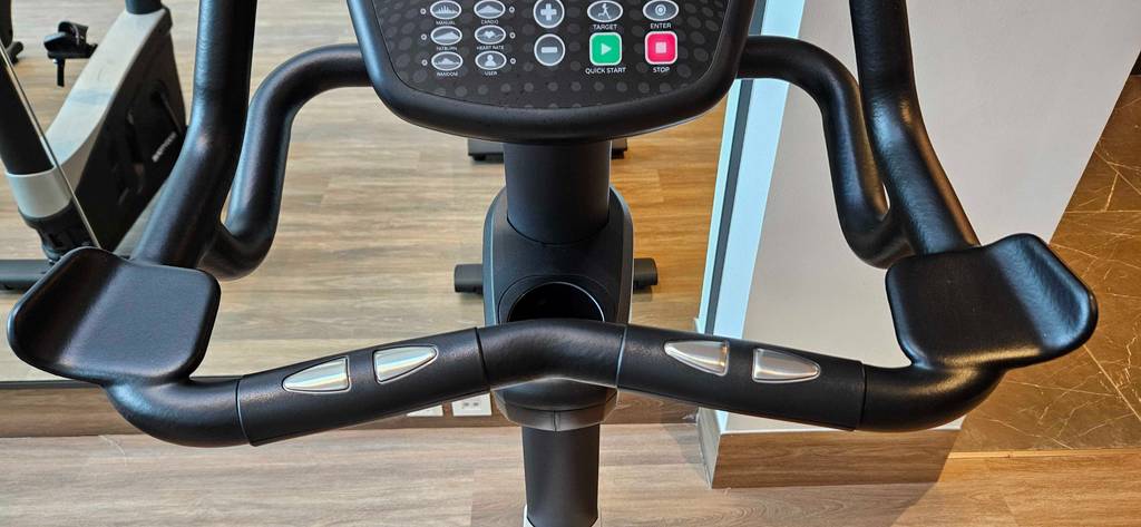 Heimtrainer im Test: Ansicht des Lenkers mit Funktionspfeiltasten.