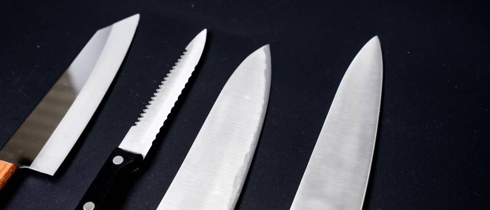 Boeker-Messer im Qualitäts-Test: mehrere Messerklingen vor schwarzem Hintergrund.