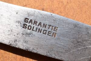 Boeker-Kochmesser im Test: Eine Messerklinge mit der Inschrift 