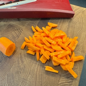 Karottenstücke geschnitten mit dem Börner-V1-ClassicLine-6-tlg.-Set