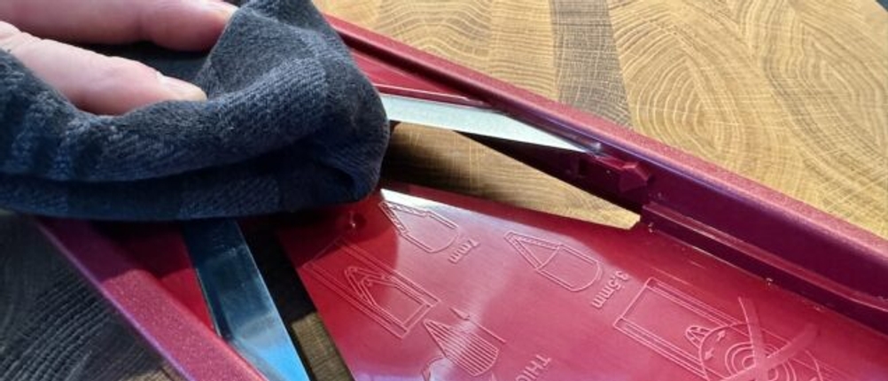 Reinigung vom Börner-V1-ClassicLine-6-tlg.-Set mit einem Handtuch