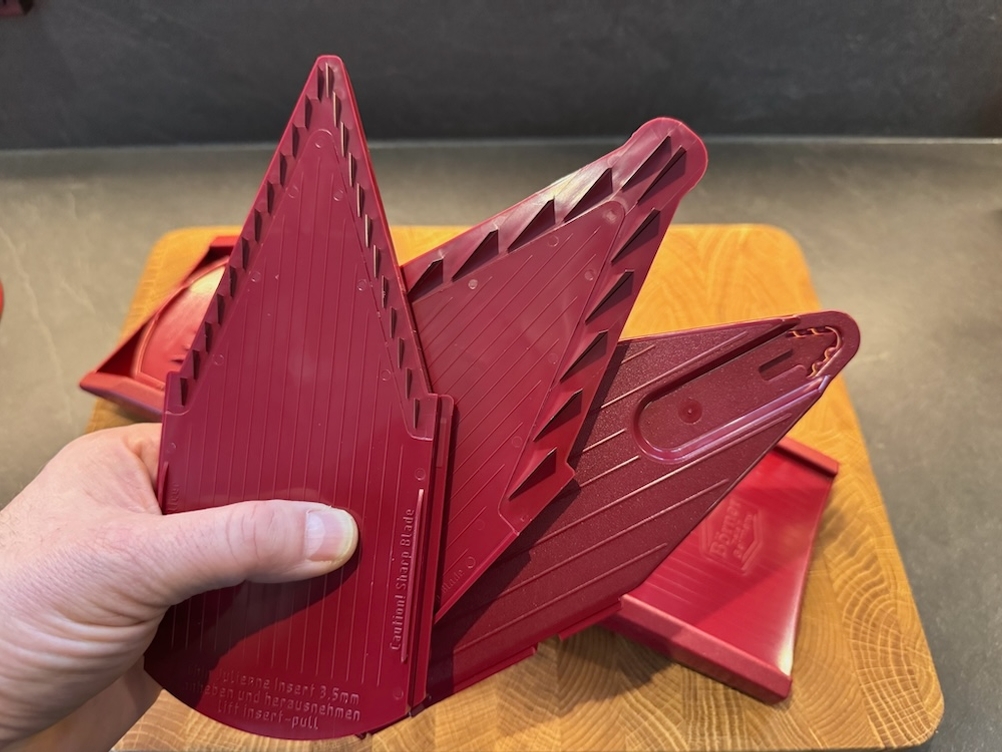 Verschiedene Aufsätze des Börner-V1-ClassicLine-6-tlg.-Set in der Hand