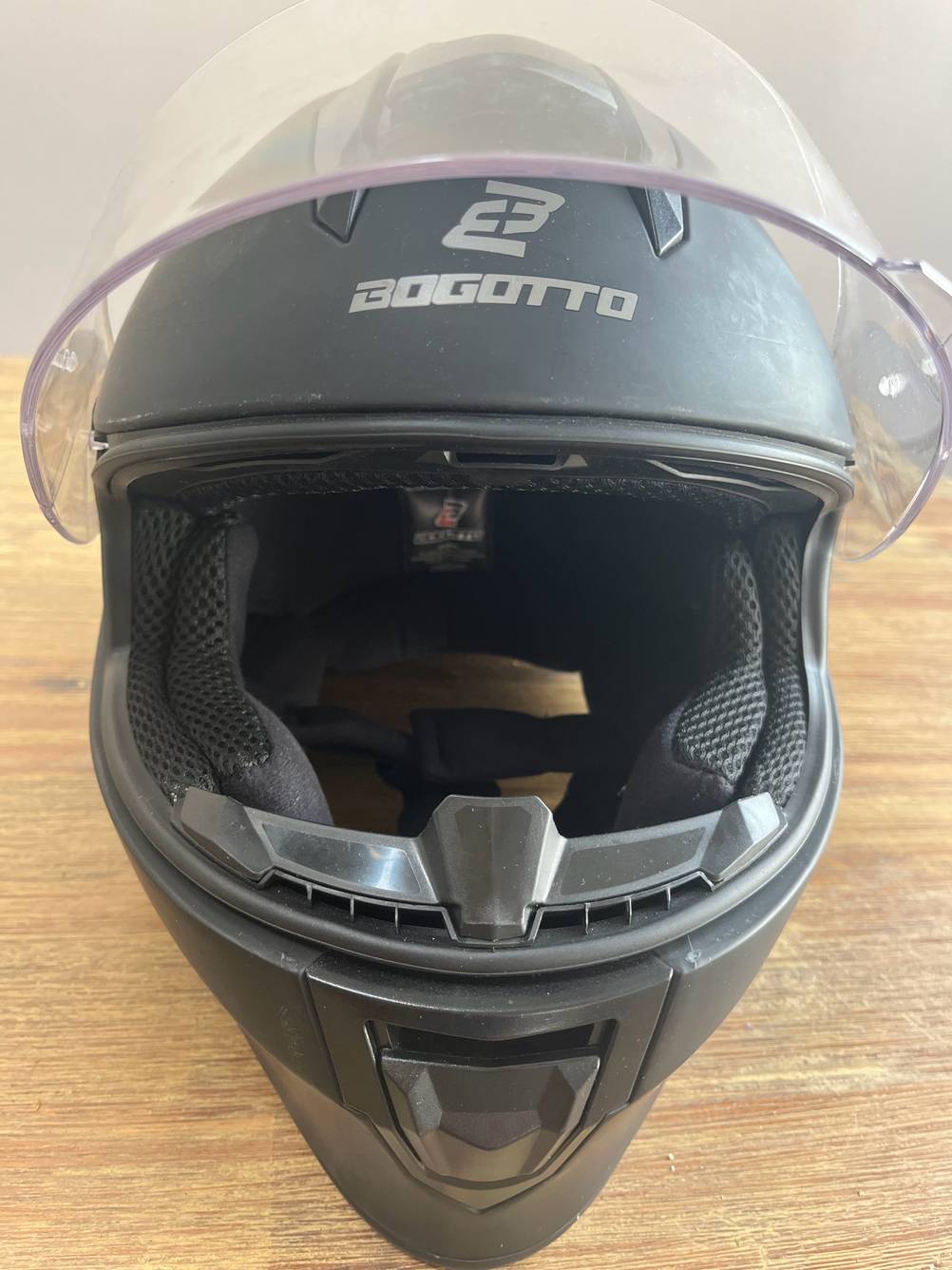 Im Test: ein Kinder-Motorradhelm in Schwarz mit geöffnetem Visier.