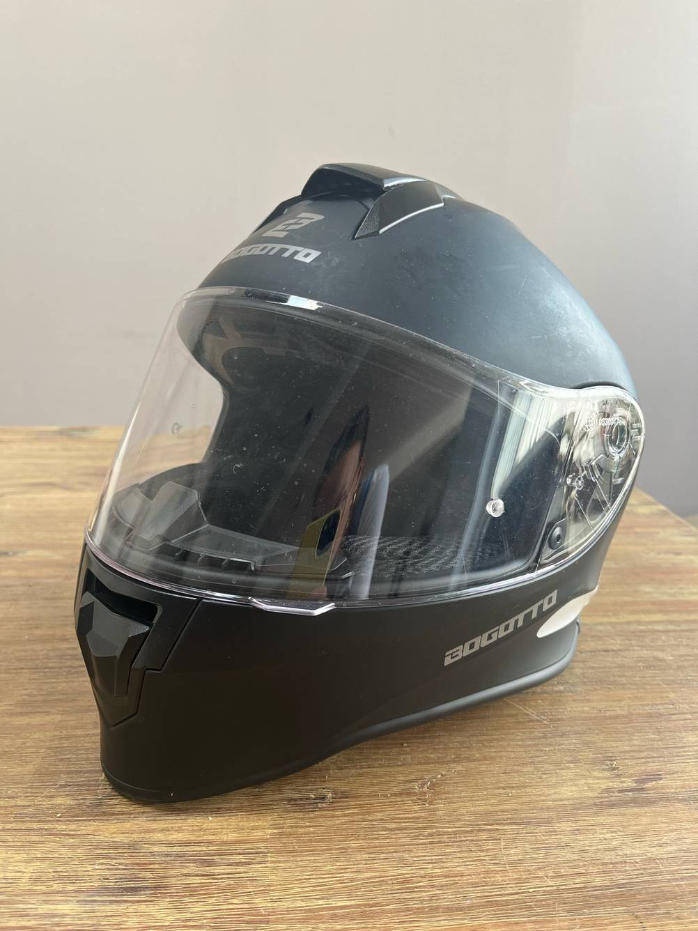 Test: Ein Kinder-Motorradhelm in Schwarz mit geschlossenem Visier von der Seite betrachtet.