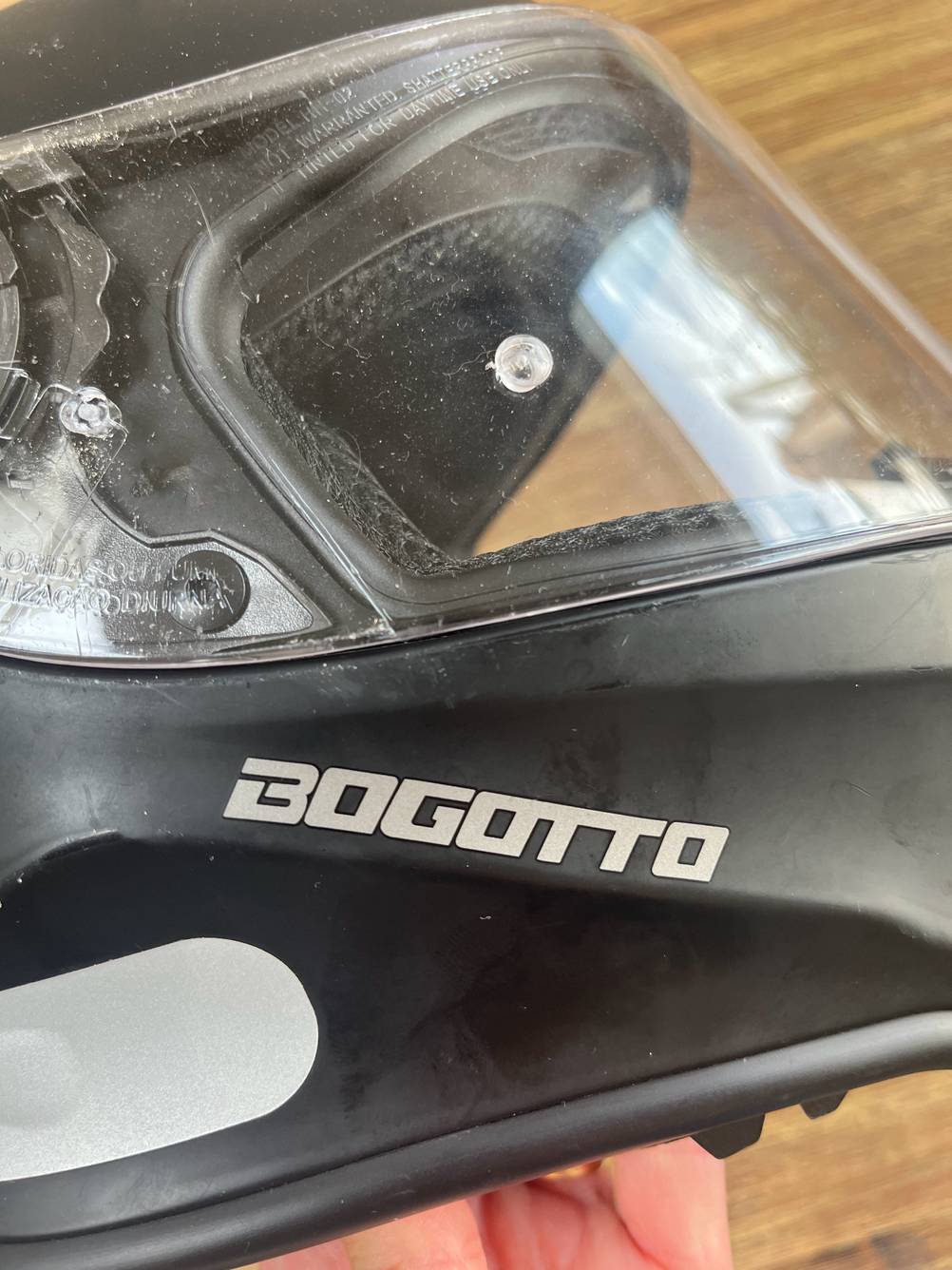 Nahaufnahme des Visiers von einem schwarzen Kinder-Motorradhelm im Test.