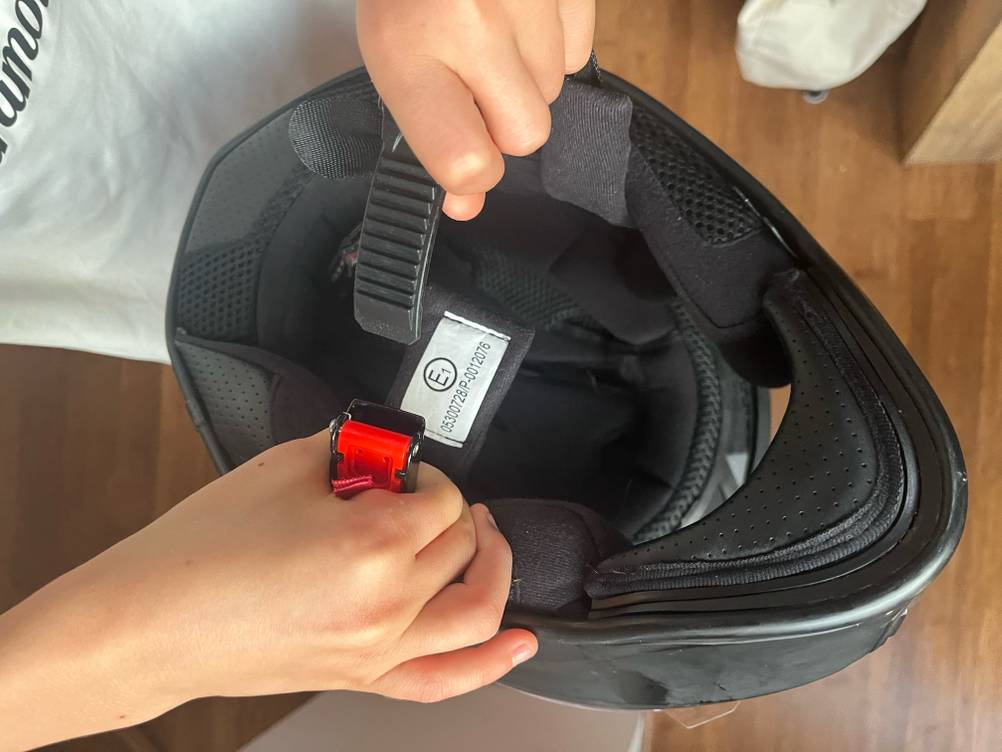 Detailansicht des Sicherheitsverschlusses eines Kinder-Motorradhelms im Test.