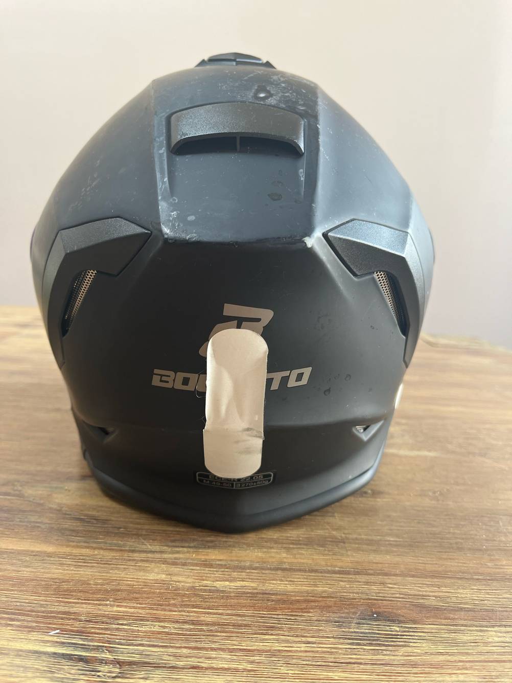 Ansicht von hinten auf einen getesteten Kinder-Motorradhelm in Schwarz.