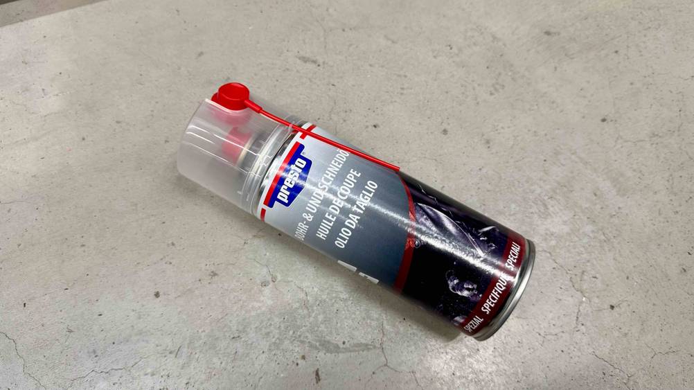 Eine Dose des Bohr-und-Schneidöl im Test von oben auf einem Betonboden.