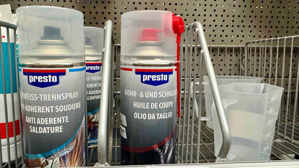 Eine Dose des getesteten Bohr-und-Schneidöls in einem Regal neben anderen Produkten.