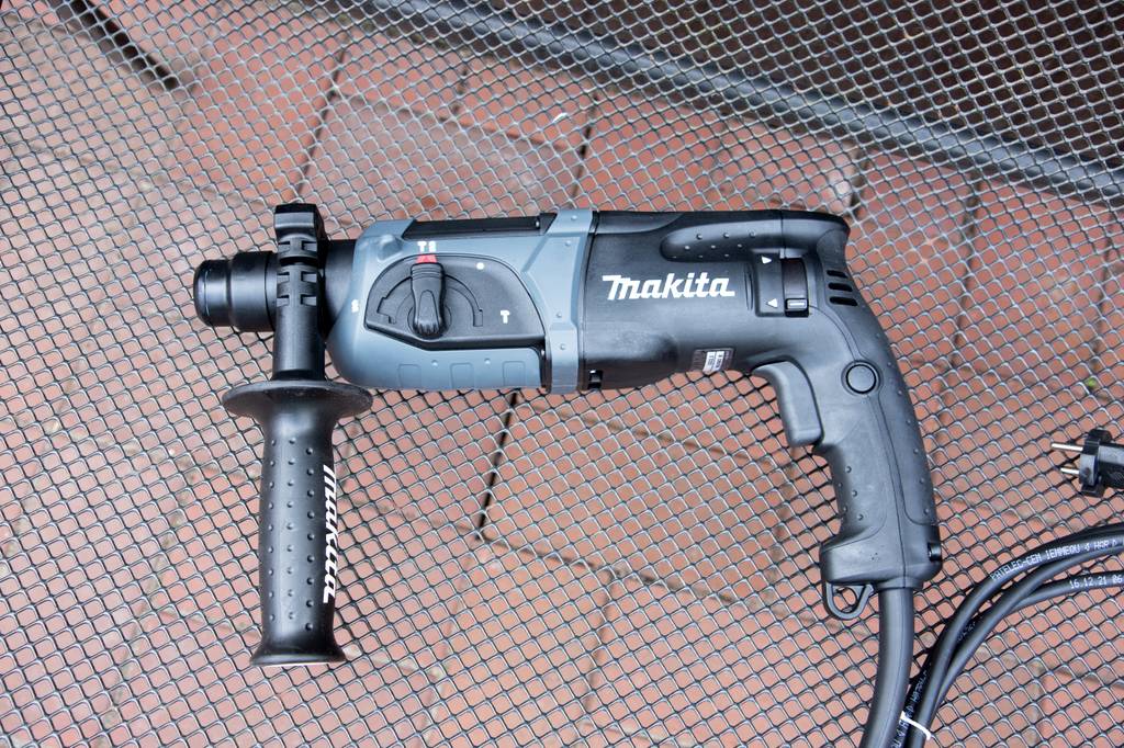 Ein Makita-Bohrhammer liegt auf einem Tisch.