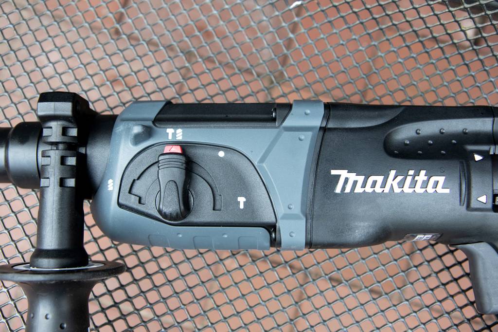 Closeup eines Makita-Bohrhammers und dessen Einstellungsmöglichkeiten.