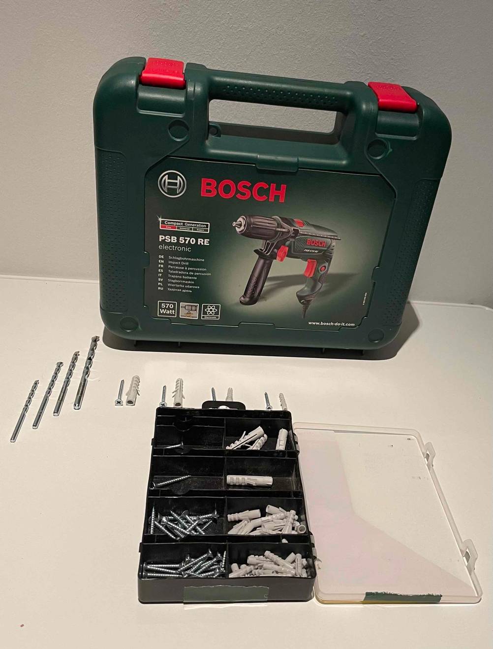 Im Test: Vor der Schutzhülle einer Bohrmaschine befindet sich ein Bohrer-Set.