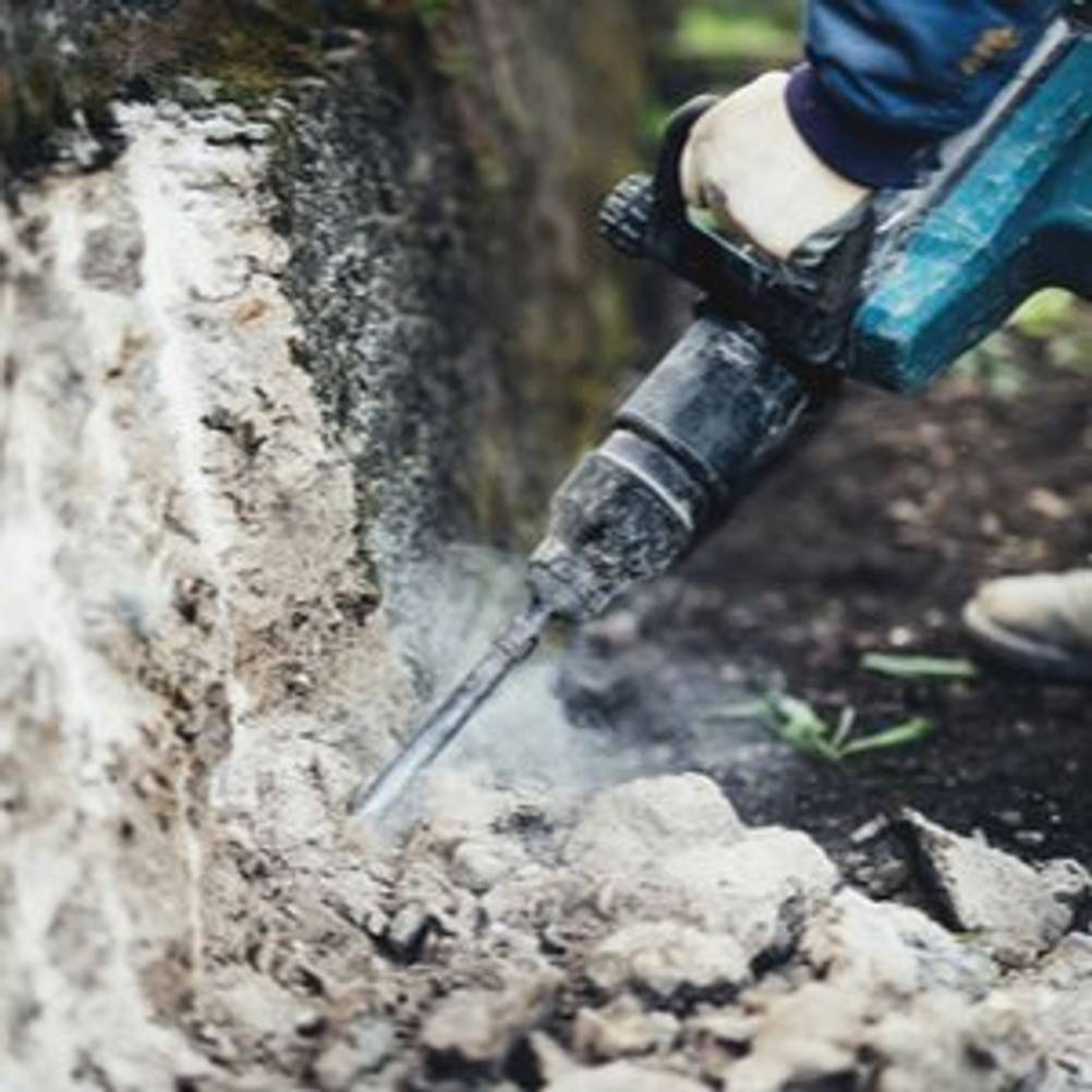 arbeiter arbeitet mit bohrhammer