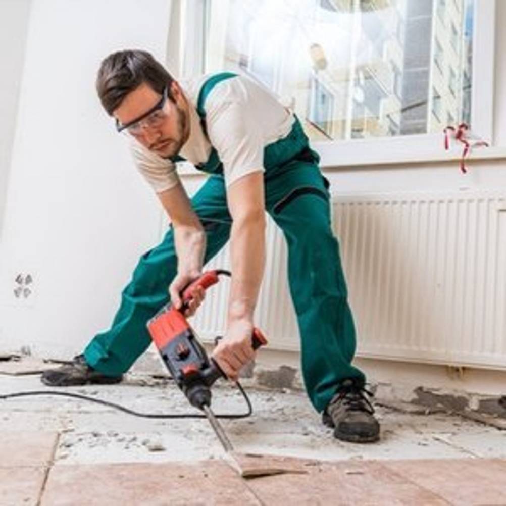 mann bei der arbeit mit bohrhammer