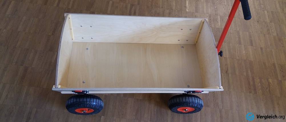 Ein leere Bollerwagen im Test.