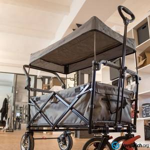 Ein Bollerwagen mit Dach wird getestet.