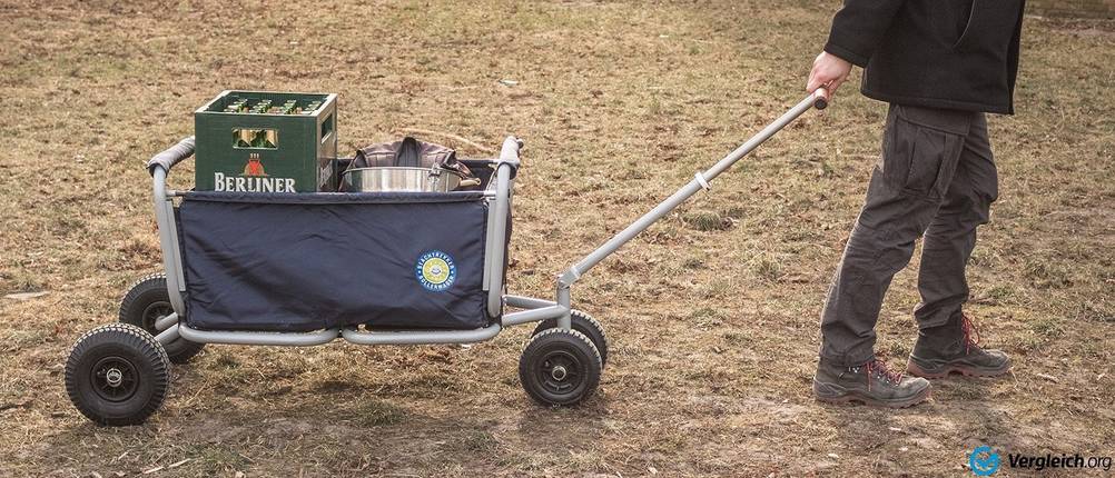 Ein getesteter Bollerwagen wird über ein Feld gezogen.