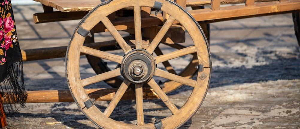Bollerwagen-Holz-Test: Holz-Reifen eines alten Handwagens. 