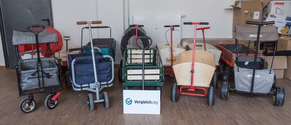 Mehrere Bollerwagen im Test stehen aufgereiht nebeneinander.