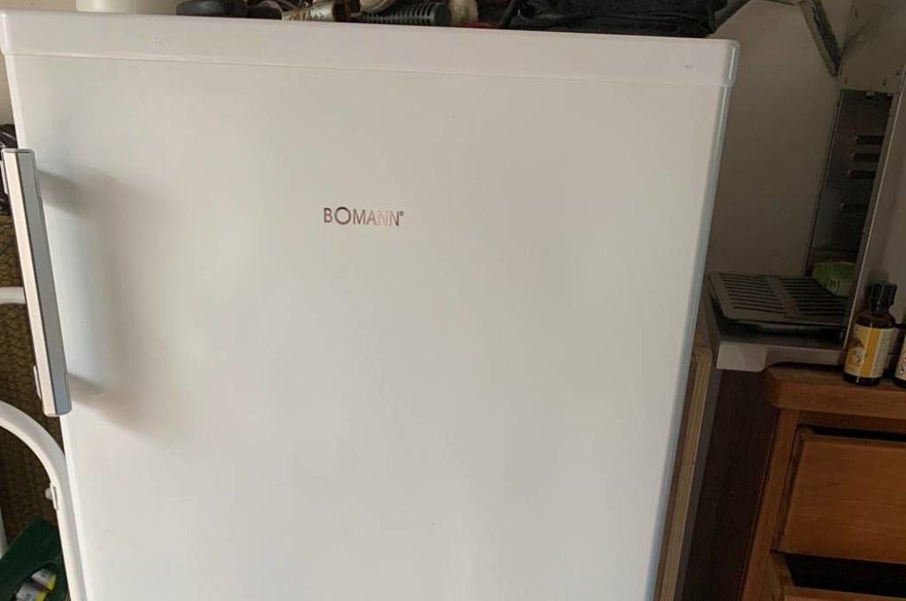 NoFrost-Gefrierschrank im Test: weißes, hoch gebautes, freistehendes Modell von Bomann in einem Haushaltsraum.
