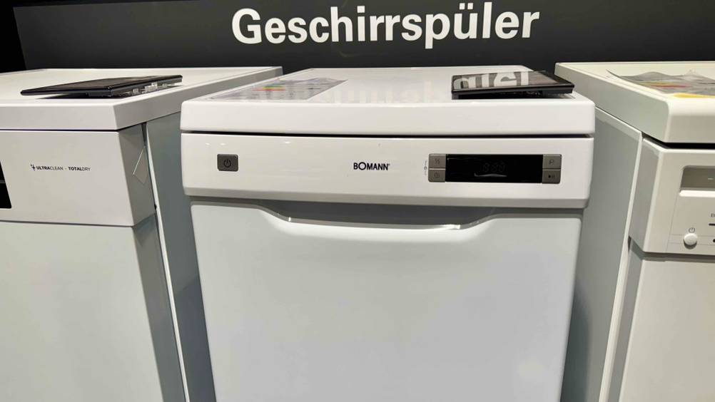 Bomann-Geschirrspüler getestet: Nahaufnahme der Bedienelemente und des Logos.