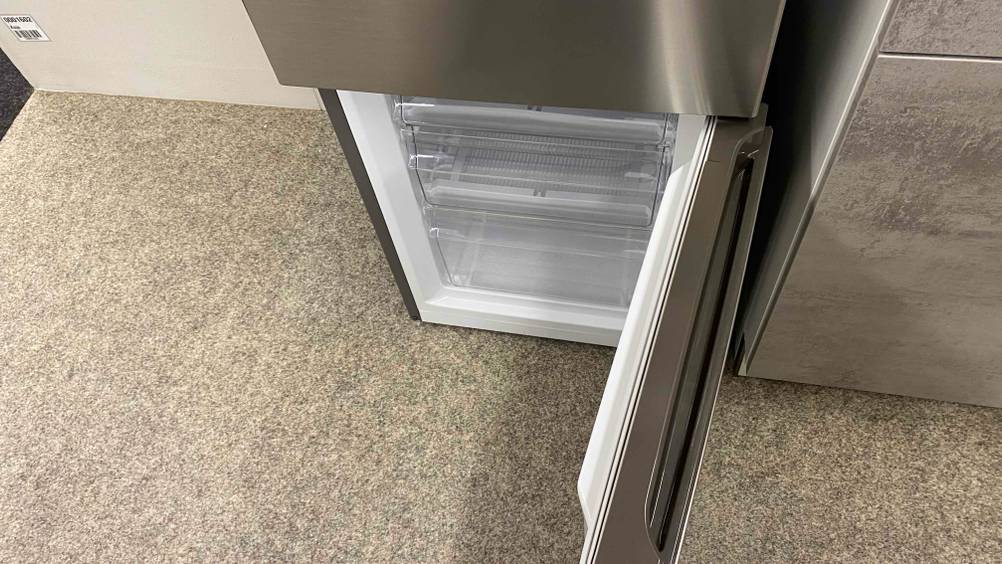 Gefrierfach mit Schubladen und geöffneter Türe eines getesteten Bomann-Kühlschranks.