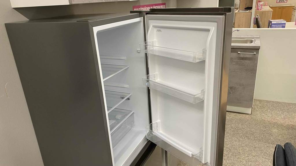 Geöffneter Bomann-Kühlschrank befindet sich in einer Küche.