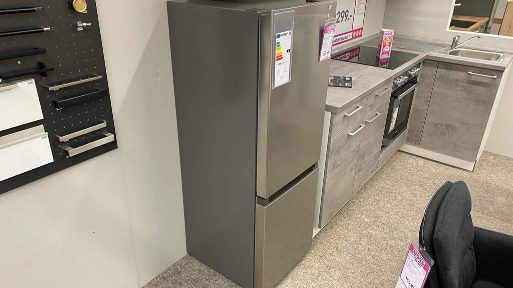 Getesteter Bomann-Kühlschrank befindet sich in einem Kaufhaus. 