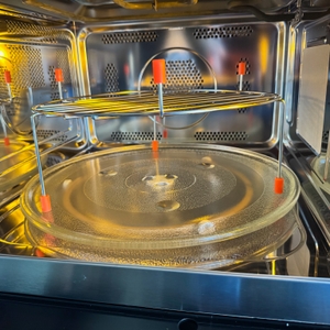 Das Grillrost der Einbau-Mikrowelle.