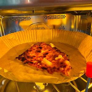 Pizza im Inneren der Bomann MWG 2216 H EB