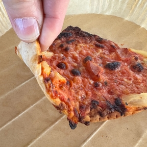 Pizza-Unterseite auf einem Backpapier