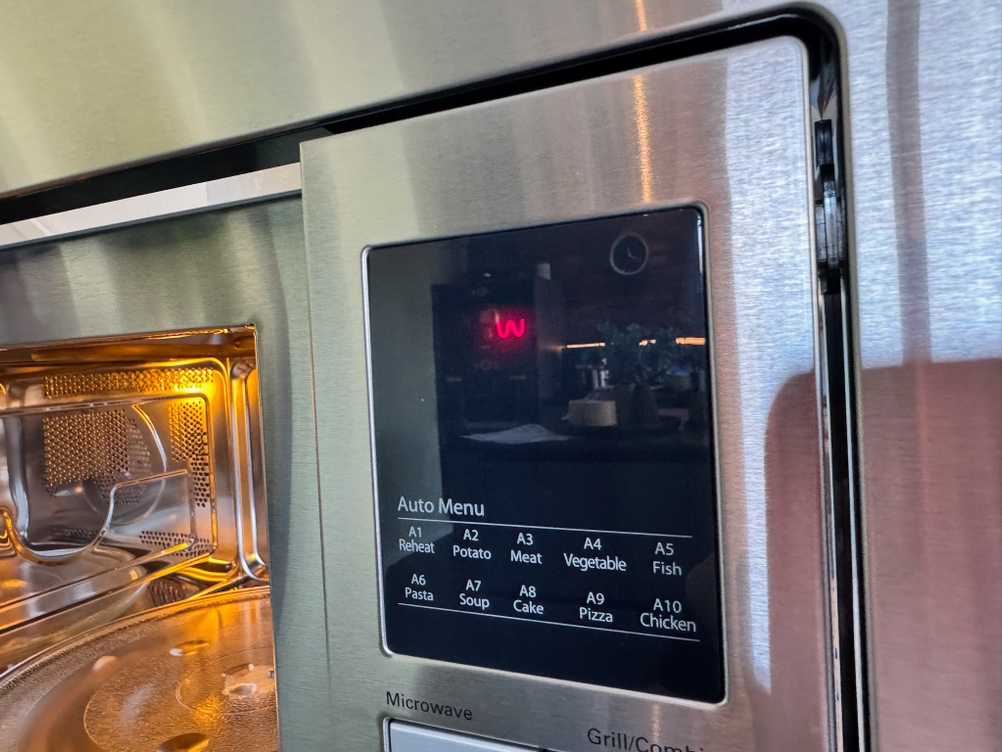 Das Bedienfeld der Bomann MWG 2216 H EB Mikrowelle