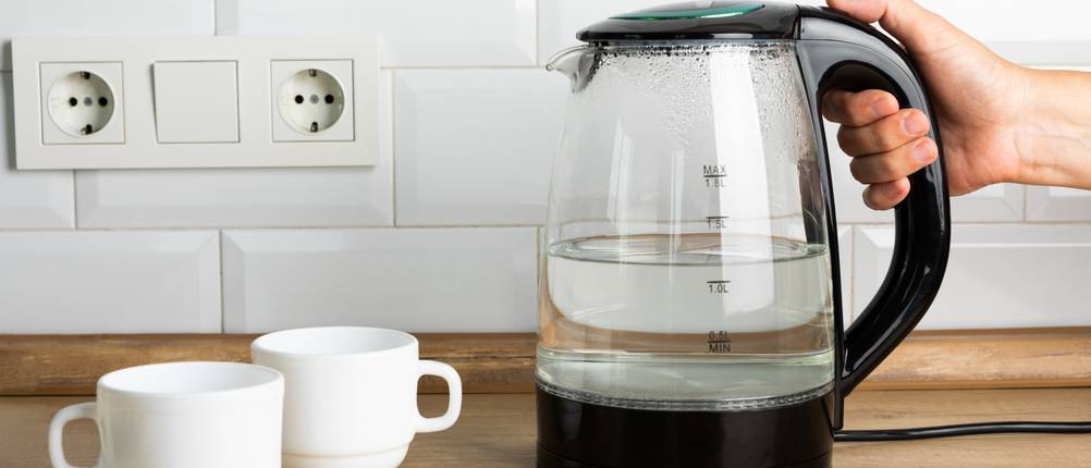 Emerio-Wasserkocher-Test_ Ansicht eines Waserkochers aus Glas mit zwei Tassen