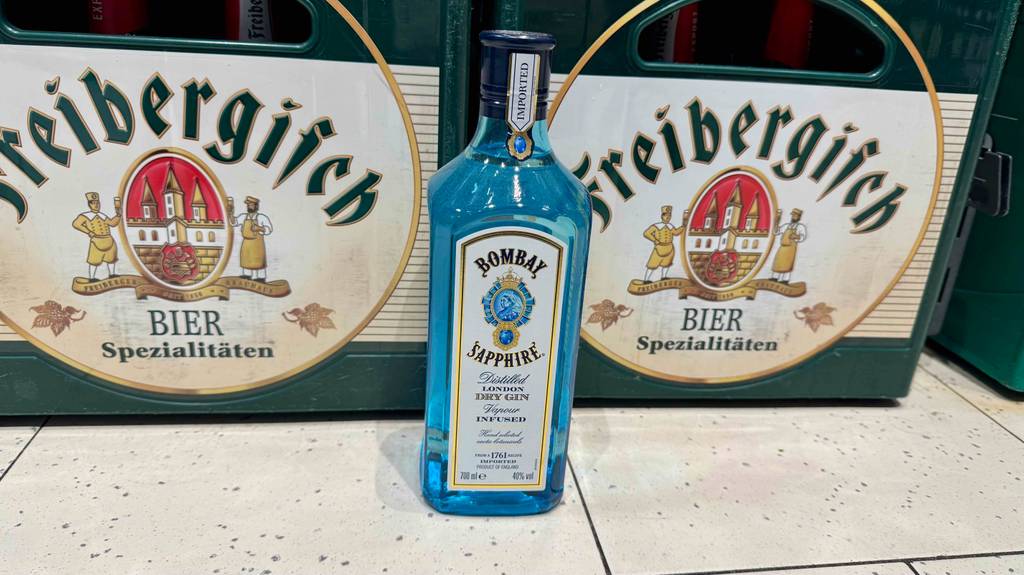 Bombay Sapphire Gin-Test: Eine Flasche steht vor zwei Bierkisten.