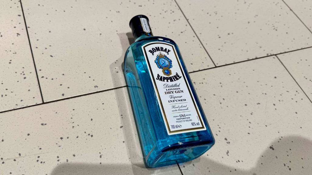 Bombay Sapphire Gin getestet: Detailansicht einer Flasche, die auf dem Boden liegt.