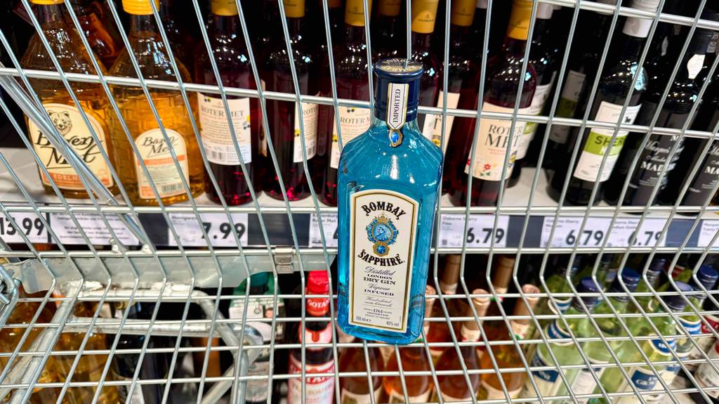 Eine Flasche Bombay Sapphire Gin steht zum testen in einem Einkaufswagen.