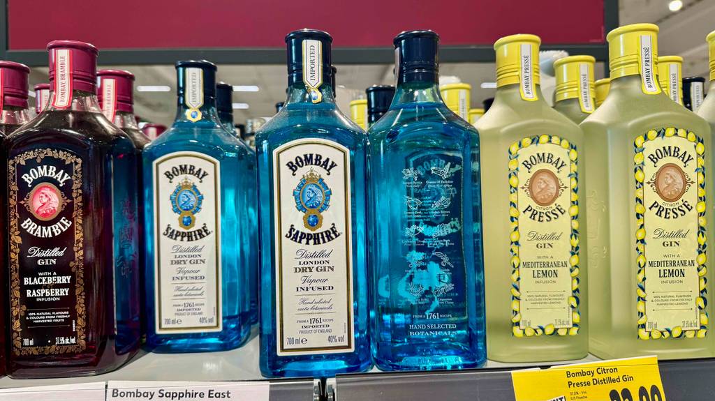 Bombay Sapphire Gin im Test: Mehrere Flaschen unterschiedlicher Sorten stehen in einem Regal.