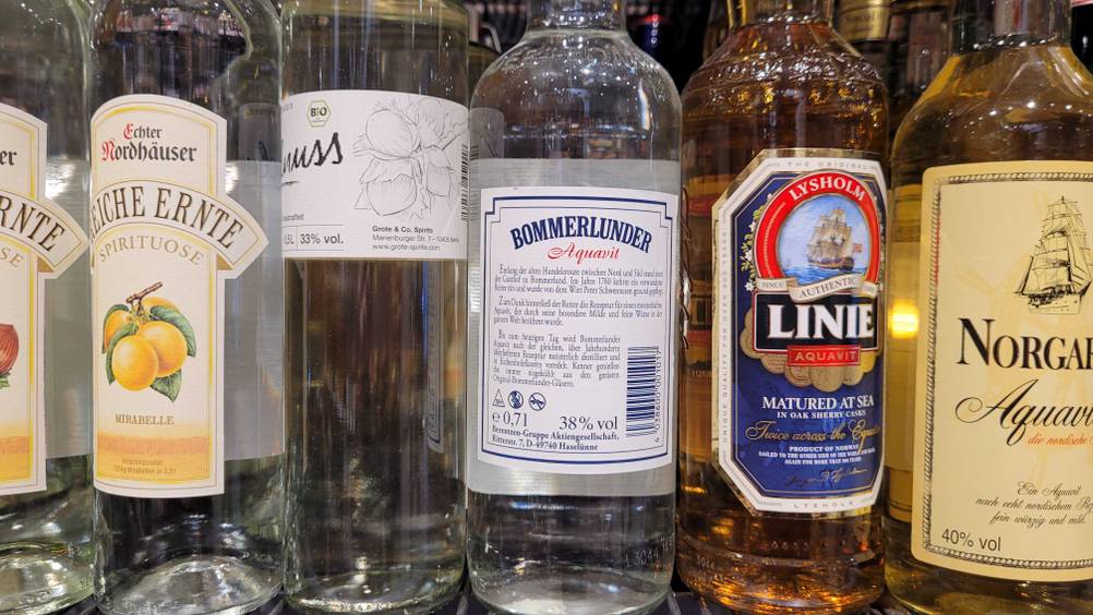 Rückseite einer Flasche Aquavit im Test in einem Verkaufsregal stehend.
