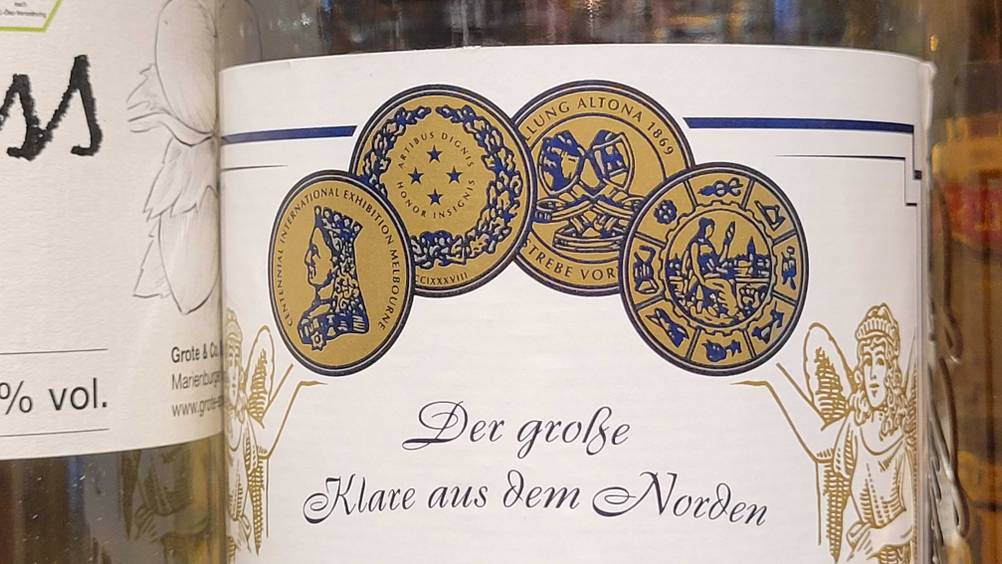 Getestet: Detailaufnahme der Grafiken auf einer Flasche Aquavit.