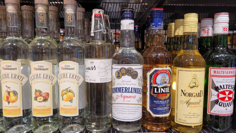 Eine Flasche des getesteten Aquavit steht neben vielen anderen Spirituosen in einem Verkaufsregal.