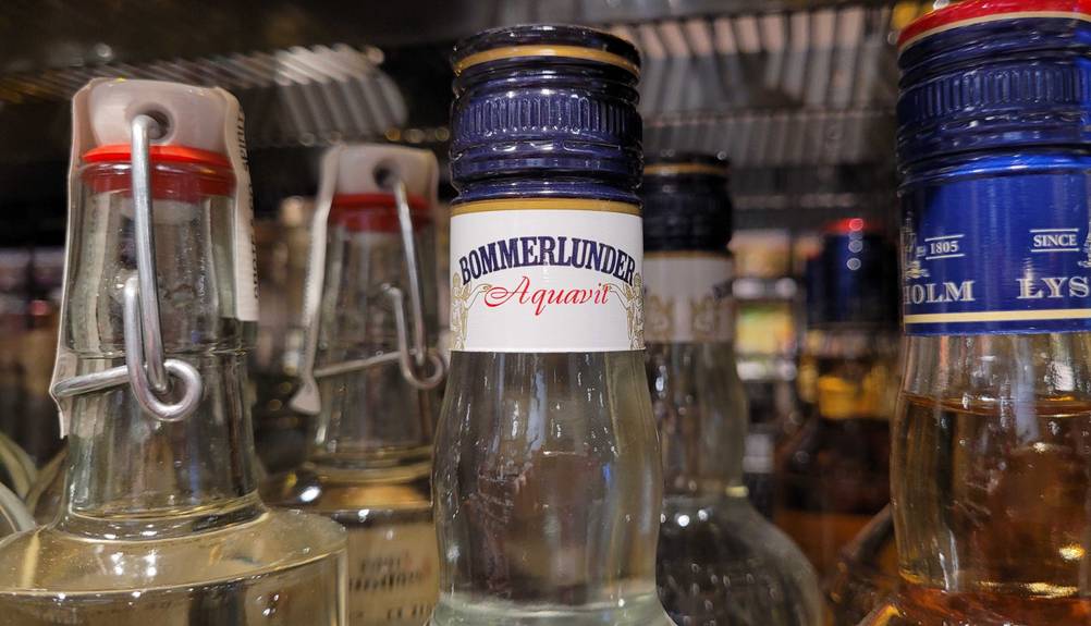 Aquavit getestet: Nahaufnahme des Flaschenhalses mit Markenlogo
