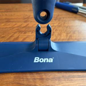 Die Bodenplatte wird an den Bona-Bodenwischer gesteckt.