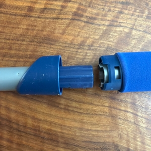 Der Griff wird mit dem Bona-Bodenwischer verbunden.